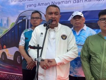 Bupati bogor Rudy Susmanto uji coba bus listrik. (foto kominfo kab bogor)
