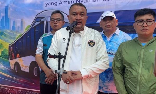 Bupati bogor Rudy Susmanto uji coba bus listrik. (foto kominfo kab bogor)