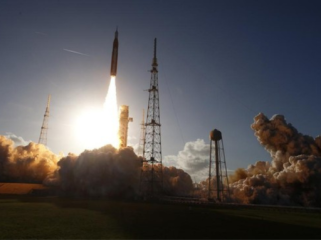 NASA meluncurkan misi Artemis II, misi berawak pertama ke Bulan dalam 50 tahun. Empat astronaut akan mengorbit Bulan untuk uji sistem navigasi dan kehidupan. (Foto: REUTERS/Joe Skipper)
