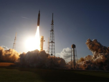 NASA meluncurkan misi Artemis II, misi berawak pertama ke Bulan dalam 50 tahun. Empat astronaut akan mengorbit Bulan untuk uji sistem navigasi dan kehidupan. (Foto: REUTERS/Joe Skipper)