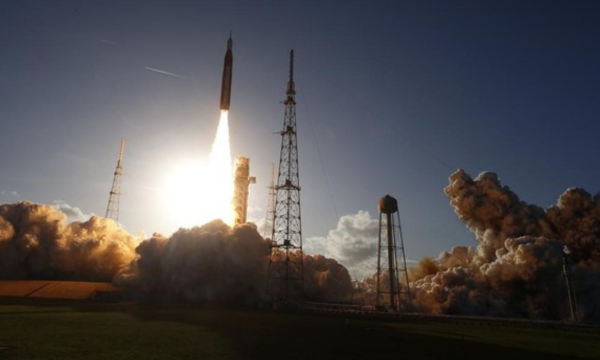 NASA meluncurkan misi Artemis II, misi berawak pertama ke Bulan dalam 50 tahun. Empat astronaut akan mengorbit Bulan untuk uji sistem navigasi dan kehidupan. (Foto: REUTERS/Joe Skipper)