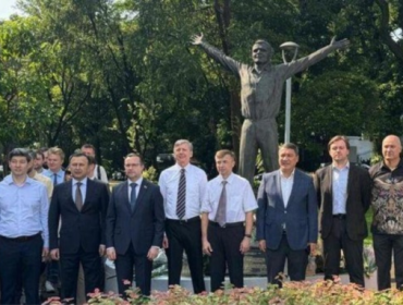 Dubes Rusia untuk Indonesia Sergei Tolchenov, dan sejumlah Dubes negara-negara eks Soviet berpose di depanMonumen Yuri Gagarin di Jakarta, Sabtu (4/4/2026). (ANTARA/Cindy Frishanti)