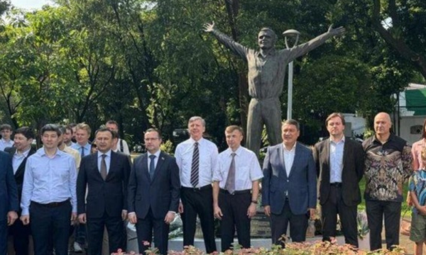 Dubes Rusia untuk Indonesia Sergei Tolchenov, dan sejumlah Dubes negara-negara eks Soviet berpose di depanMonumen Yuri Gagarin di Jakarta, Sabtu (4/4/2026). (ANTARA/Cindy Frishanti)