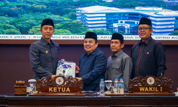 Wali Kota Bogor Dedie A Rachim dan pimpinan dewan. (foto: kominfo kota bogor)