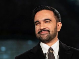 Wali Kota New York, Zohran Mamdani, mencabut larangan TikTok di perangkat pemerintah, memungkinkan komunikasi lebih baik dengan warga, dengan aturan baru. (Foto: Amir Hamja/Pool via REUTERS)