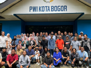 PWI Kota Bogor foto bersama Direksi Tirta Pakuan  yang baru saja dilantik. (foto: PWI Kota Bogor)