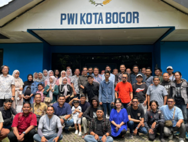 PWI Kota Bogor foto bersama Direksi Tirta Pakuan  yang baru saja dilantik. (foto: PWI Kota Bogor)