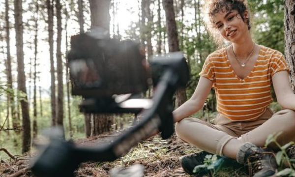 Ilustrasi. Tidak semua orang memiliki teman dekat untuk berbagi cerita atau diajak pergi ke mana-mana. Lantas, apa saja tanda orang tidak punya teman dekat? (Foto: iStock/mixetto)