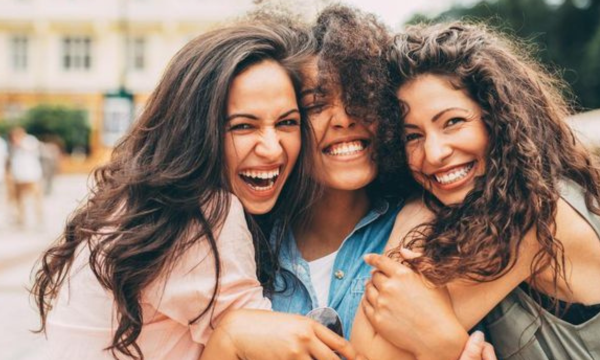 Ilustrasi. Fenomena 'beauty privilege' diam-diam hadir dalam kehidupan sehari-hari, kala orang yang dianggap 'menarik' mendapatkan perlakuan yang lebih baik. (Foto: iStock/filadendron)