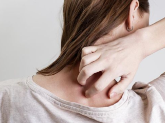 Ilustrasi. Rasa gatal yang muncul saat stres atau berada di bawah tekanan bukan sekadar sugesti, tetapi respons nyata tubuh terhadap kondisi psikologis. (Foto: iStockphoto/triocean)
