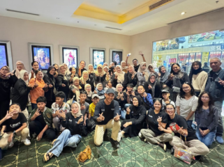 Ketua MKKB Mega Tahier dan penonton nobar. (foto: ist)
