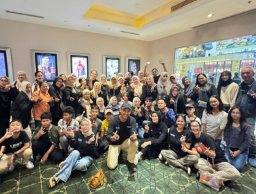 Ketua MKKB Mega Tahier dan penonton nobar. (foto: ist)