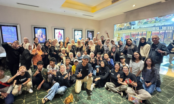 Ketua MKKB Mega Tahier dan penonton nobar. (foto: ist)