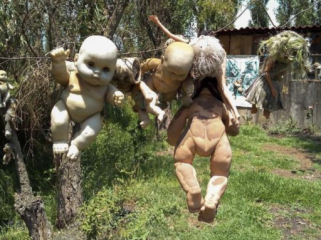 Di tengah kanal-kanal Xochimilco, Meksiko, terdapat salah satu destinasi wisata teraneh di dunia, La Isla de las Muñecas atau Pulau Boneka. (Foto: iStockphoto/Miguel Rodriguez Silva).