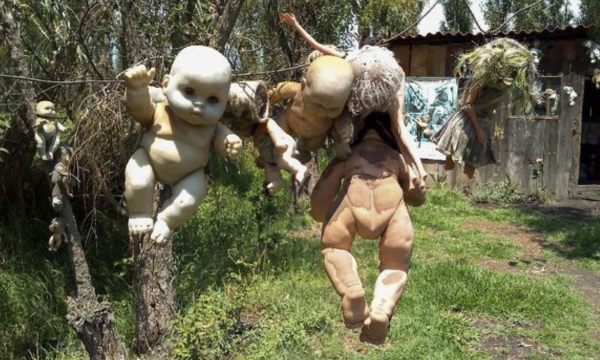 Di tengah kanal-kanal Xochimilco, Meksiko, terdapat salah satu destinasi wisata teraneh di dunia, La Isla de las Muñecas atau Pulau Boneka. (Foto: iStockphoto/Miguel Rodriguez Silva).