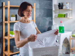 Ilustrasi. Membalik pakaian sebelum memasukkannya ke mesin cuci sering direkomendasikan agar pakaian bersih sekaligus awet. Apakah cara ini benar efektif? (Foto: iStockphoto/Kerkez)