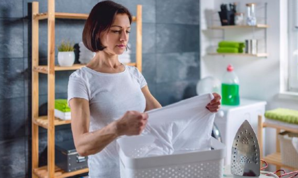 Ilustrasi. Membalik pakaian sebelum memasukkannya ke mesin cuci sering direkomendasikan agar pakaian bersih sekaligus awet. Apakah cara ini benar efektif? (Foto: iStockphoto/Kerkez)