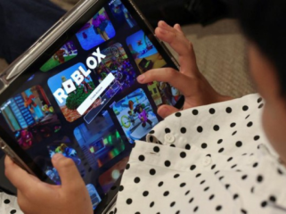 Ilustrasi anak bermain Roblox (Foto: REUTERS/Ajeng Dinar Ulfiana)