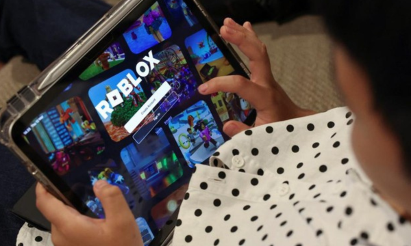 Ilustrasi anak bermain Roblox (Foto: REUTERS/Ajeng Dinar Ulfiana)