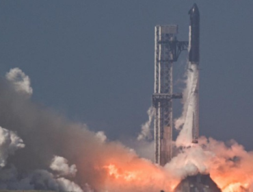 Starship V3 uji coba terbang perdana, SpaceX menegaskan sengaja meledakkan pesawat ini saat mendarat. (Foto: REUTERS/Steve Nesius)