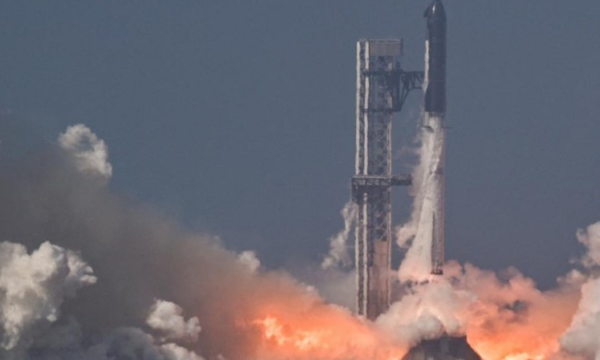 Starship V3 uji coba terbang perdana, SpaceX menegaskan sengaja meledakkan pesawat ini saat mendarat. (Foto: REUTERS/Steve Nesius)