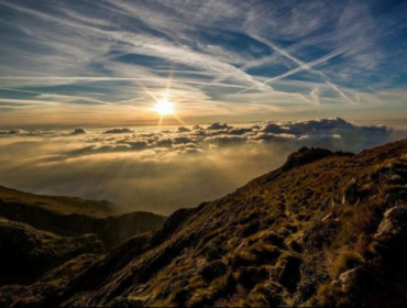 Terpisah dari Orang Tua, Bocah 11 Tahun Tewas Jatuh dari Puncak Gunung. Ilustrasi puncak gunung. (Foto: Pixabay/danfador)
