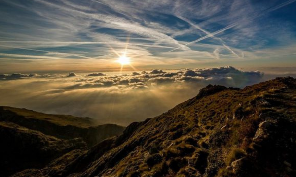 Terpisah dari Orang Tua, Bocah 11 Tahun Tewas Jatuh dari Puncak Gunung. Ilustrasi puncak gunung. (Foto: Pixabay/danfador)
