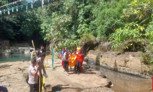 2 turis Austria tewas terjatuh dari Jembatan Cunca Wulang di Labuan Bajo, NTT, yang ambruk. (Foto: CNN Indonesia/Petrus)