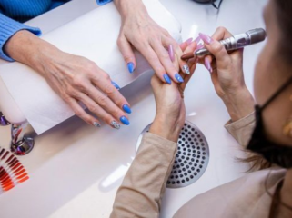 Ilustrasi. Seorang wanita (52) terkena kanker kulit usai rutin mengecat kuku selama 18 tahun. Begini kata dokter. (Foto: istockphoto/Maxpetac)