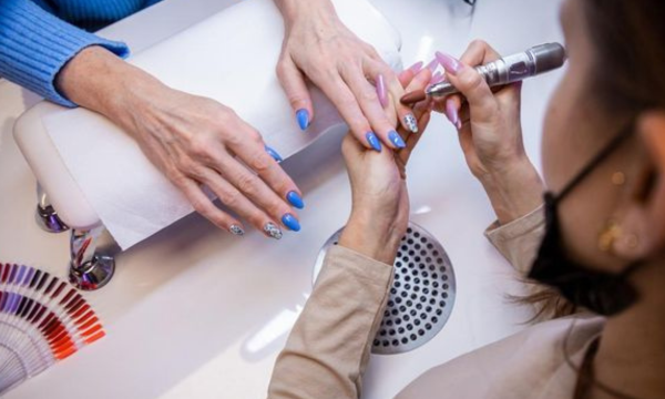Ilustrasi. Seorang wanita (52) terkena kanker kulit usai rutin mengecat kuku selama 18 tahun. Begini kata dokter. (Foto: istockphoto/Maxpetac)