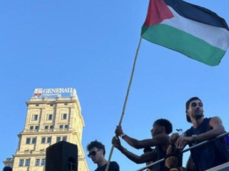 
Yamal Tuai Pujian usai Kibarkan Bendera Palestina di Parade Juara Barca (Foto: X.com)