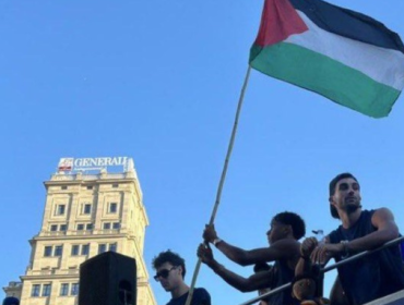 
Yamal Tuai Pujian usai Kibarkan Bendera Palestina di Parade Juara Barca (Foto: X.com)