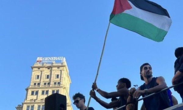 
Yamal Tuai Pujian usai Kibarkan Bendera Palestina di Parade Juara Barca (Foto: X.com)
