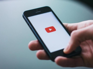 YouTube Akan Tandai Video Buatan AI Secara Otomatis (Foto: freestocks.org/Pexels)