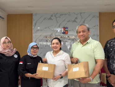 Manajemen botani square, Hotel Santika dan IICC menyerahkan bantuan penanganan stunting. (foto: ist)