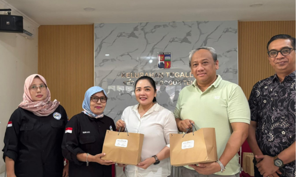 Manajemen botani square, Hotel Santika dan IICC menyerahkan bantuan penanganan stunting. (foto: ist)