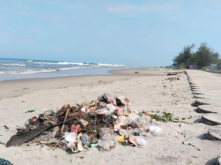 sampah di pantai. (foto: anjeli)