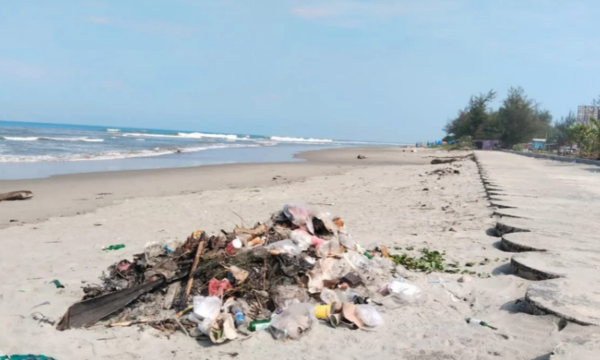sampah di pantai. (foto: anjeli)
