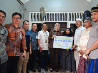 BPJS Ketenagakerjaan bergerak cepat menyerahkan santunan Jaminan Kecelakaan Kerja (JKK) meninggal dunia sebesar Rp494.289.620 kepada keluarga almarhumah Arinjani Novita Sari, Selasa (5/5/2026). (foto: ist)