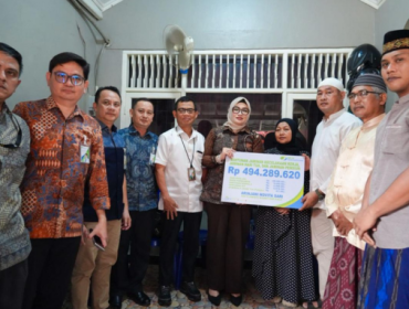 BPJS Ketenagakerjaan bergerak cepat menyerahkan santunan Jaminan Kecelakaan Kerja (JKK) meninggal dunia sebesar Rp494.289.620 kepada keluarga almarhumah Arinjani Novita Sari, Selasa (5/5/2026). (foto: ist)
