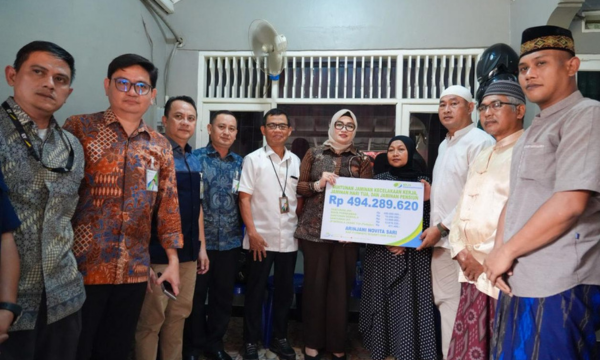 BPJS Ketenagakerjaan bergerak cepat menyerahkan santunan Jaminan Kecelakaan Kerja (JKK) meninggal dunia sebesar Rp494.289.620 kepada keluarga almarhumah Arinjani Novita Sari, Selasa (5/5/2026). (foto: ist)