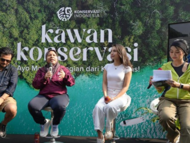 Aktris sekaligus pegiat lingkungan Manohara Odelia mengajak masyarakat untuk lebih aktif mendukung upaya pelestarian lingkungan dengan memperkuat peran komunitas lokal dan masyarakat adat yang selama ini menjadi garda terdepan menjaga ekosistem.

Ajakan tersebut disampaikan Manohara dalam peluncuran program Kawan Konservasi oleh Konservasi Indonesia (KI), Minggu (28/6). Menurutnya, masyarakat adat merupakan pihak yang paling dekat dengan alam sekaligus paling merasakan dampak ketika lingkungan mengalami kerusakan.

