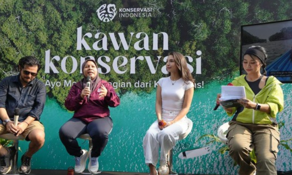 Aktris sekaligus pegiat lingkungan Manohara Odelia mengajak masyarakat untuk lebih aktif mendukung upaya pelestarian lingkungan dengan memperkuat peran komunitas lokal dan masyarakat adat yang selama ini menjadi garda terdepan menjaga ekosistem.

Ajakan tersebut disampaikan Manohara dalam peluncuran program Kawan Konservasi oleh Konservasi Indonesia (KI), Minggu (28/6). Menurutnya, masyarakat adat merupakan pihak yang paling dekat dengan alam sekaligus paling merasakan dampak ketika lingkungan mengalami kerusakan.

