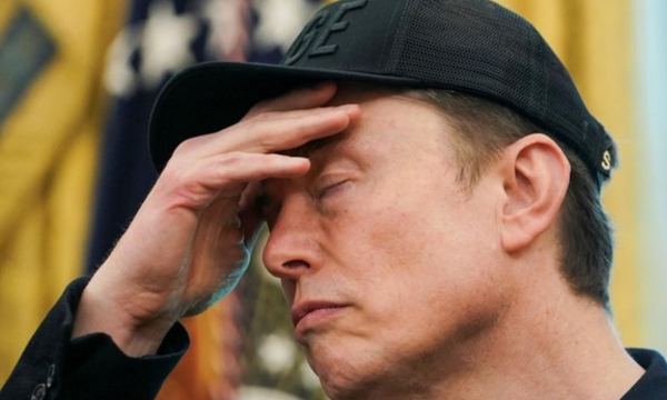 Elon Musk Tak Lagi Triliuner, Saham SpaceX Ambles 30% (Foto: 
REUTERS/Nathan Howard)
