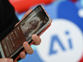 Ilustrasi. Akun TikTok @nia.hajar_s jadi viral setelah terungkap sebagai hasil 
AI. (Foto: AFP/JADE GAO)
