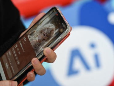 Ilustrasi. Akun TikTok @nia.hajar_s jadi viral setelah terungkap sebagai hasil 
AI. (Foto: AFP/JADE GAO)
