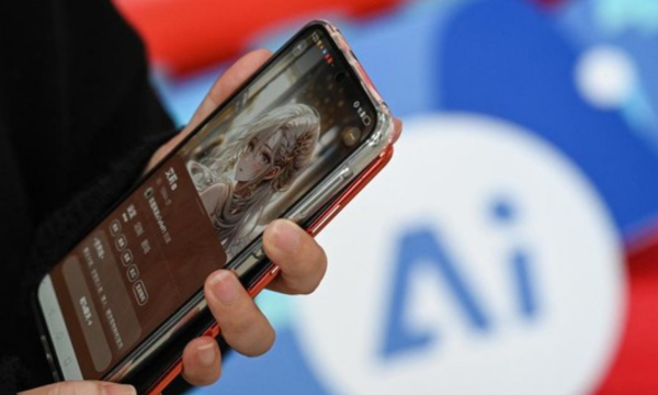 Ilustrasi. Akun TikTok @nia.hajar_s jadi viral setelah terungkap sebagai hasil 
AI. (Foto: AFP/JADE GAO)
