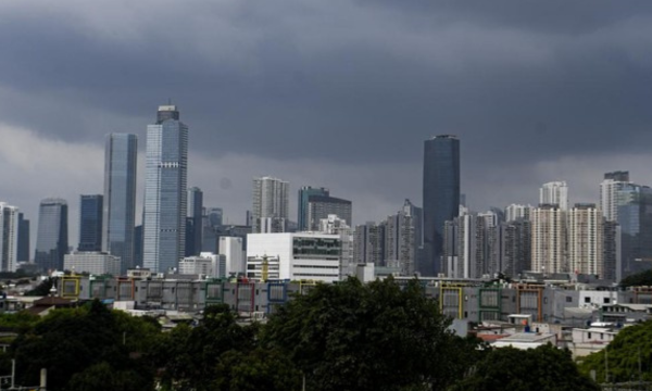 Ilustrasi. BMKG peringatkan potensi cuaca ekstrem di Indonesia, termasuk 
hujan lebat dan angin kencang, akibat sederet dinamika atmosfer. (Foto: 
ANTARA FOTO/MUHAMMAD ADIMAJA)
