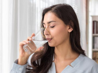 Ilustrasi. Minum air putih bisa tekan risiko kecemasan. (Foto: iStock/Pongtep 
Chithan)
