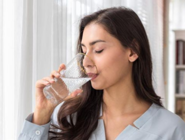 Ilustrasi. Minum air putih bisa tekan risiko kecemasan. (Foto: iStock/Pongtep 
Chithan)
